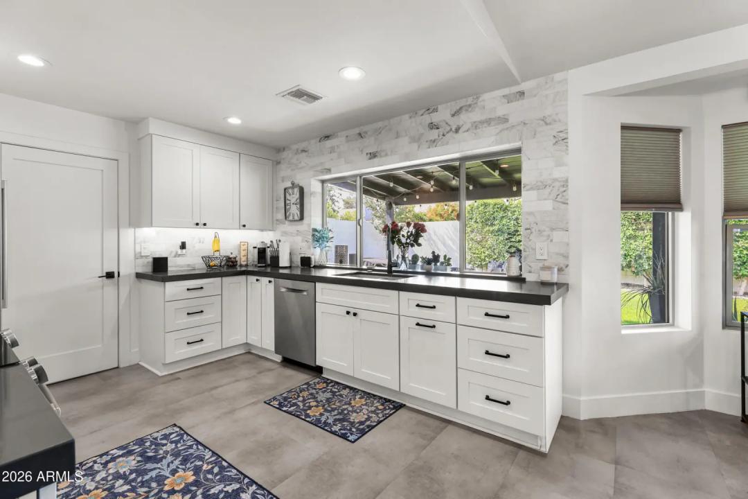 Real Estate Picture 11