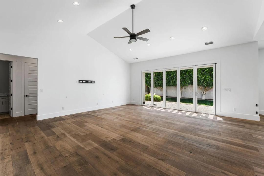 Real Estate Picture 7