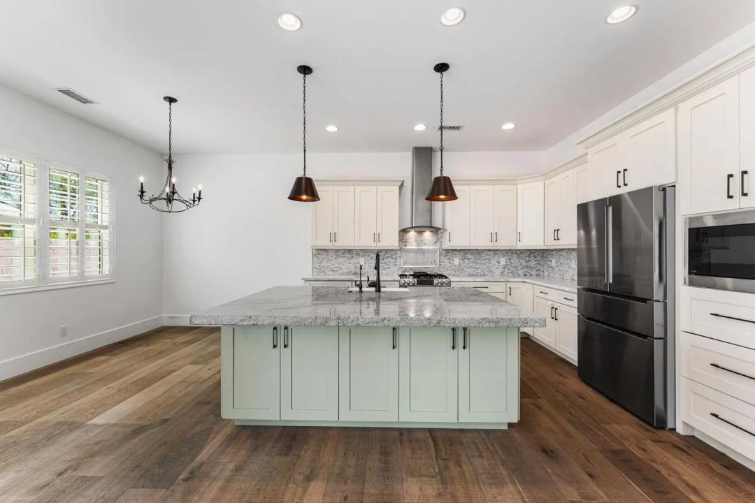 Real Estate Picture 10