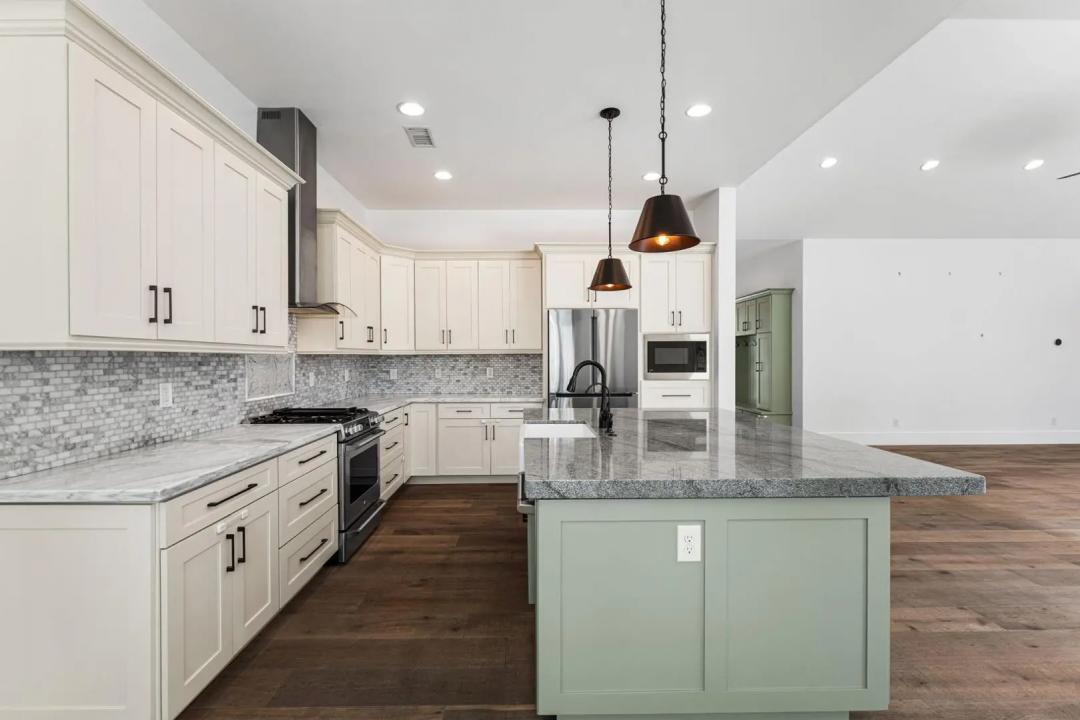 Real Estate Picture 12