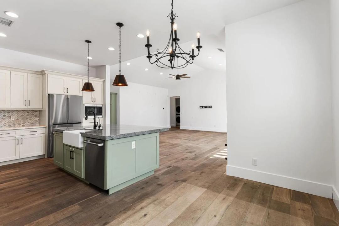 Real Estate Picture 13