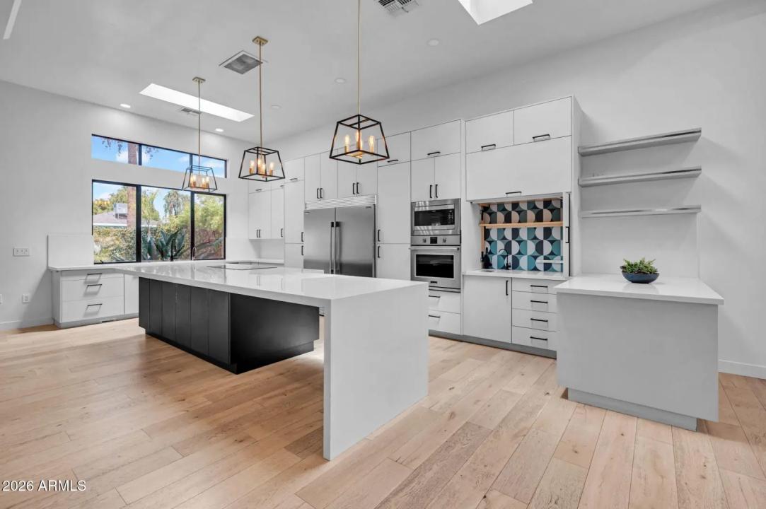 Real Estate Picture 8