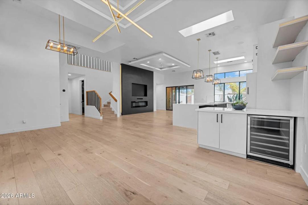 Real Estate Picture 11