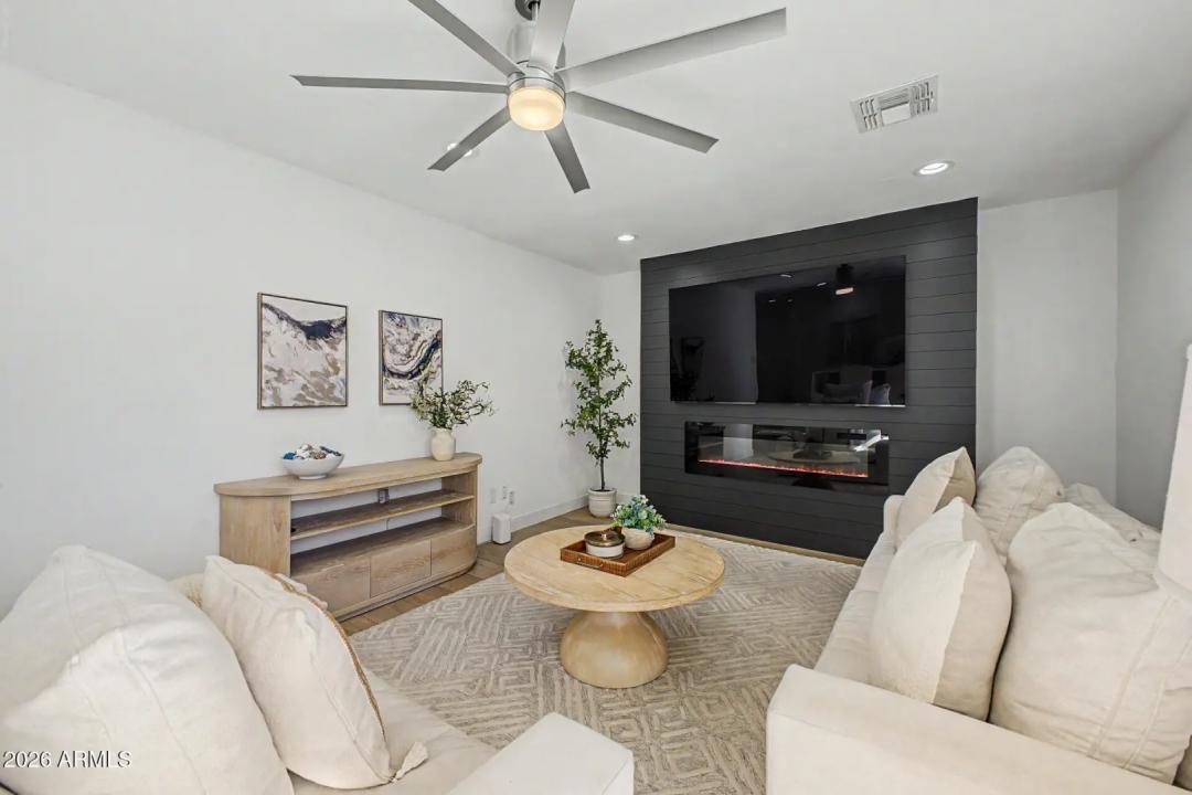 Real Estate Picture 16