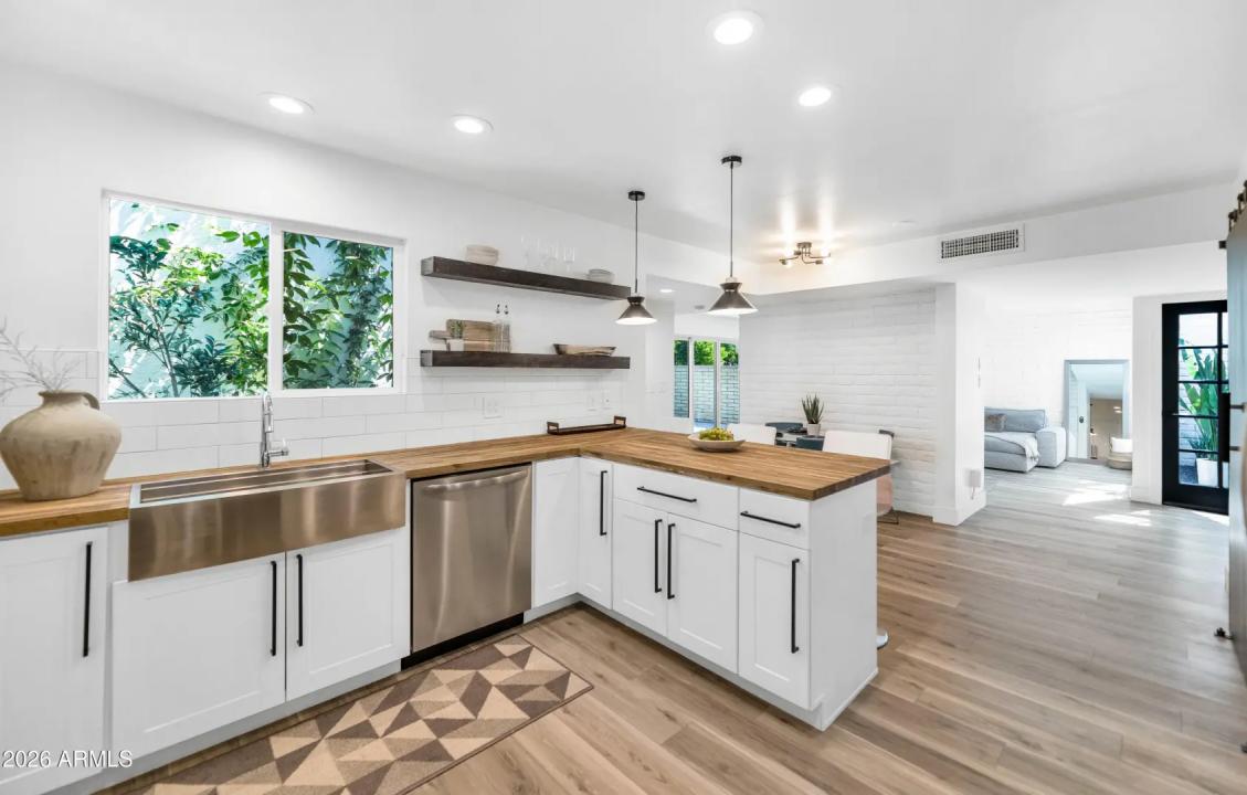 Real Estate Picture 11