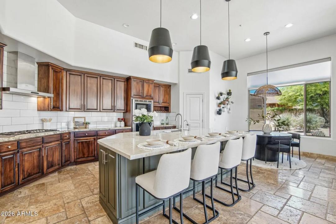 Real Estate Picture 3