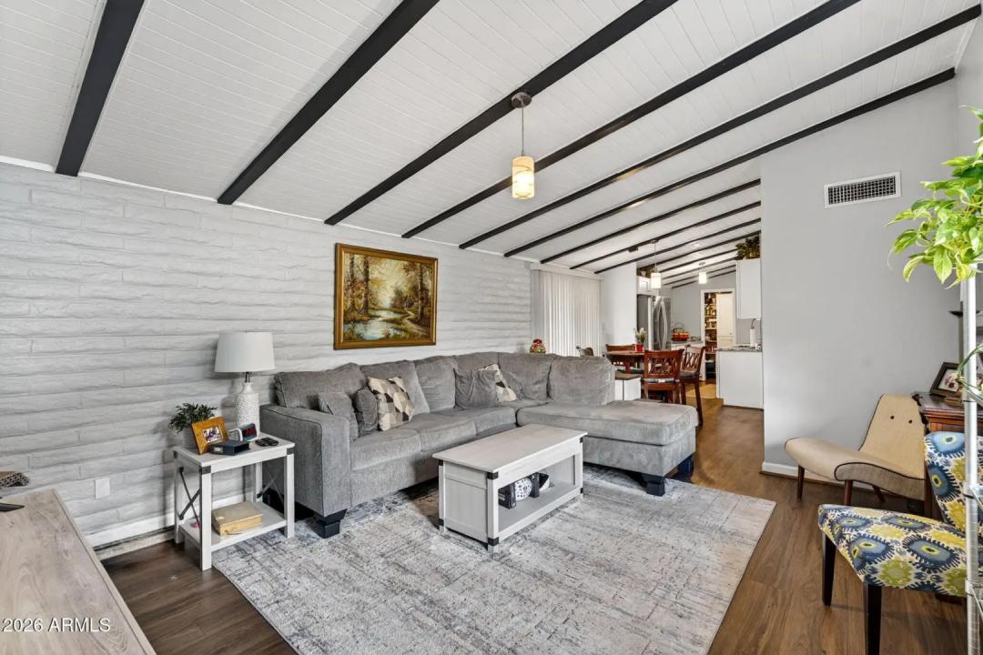 Real Estate Picture 3