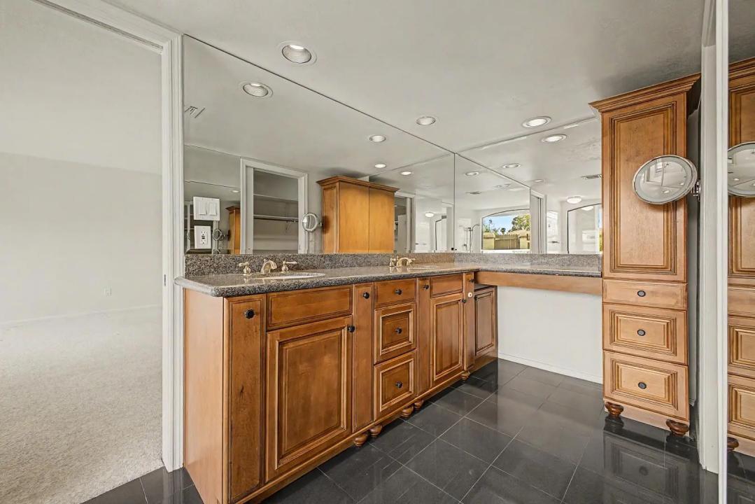 Real Estate Picture 8