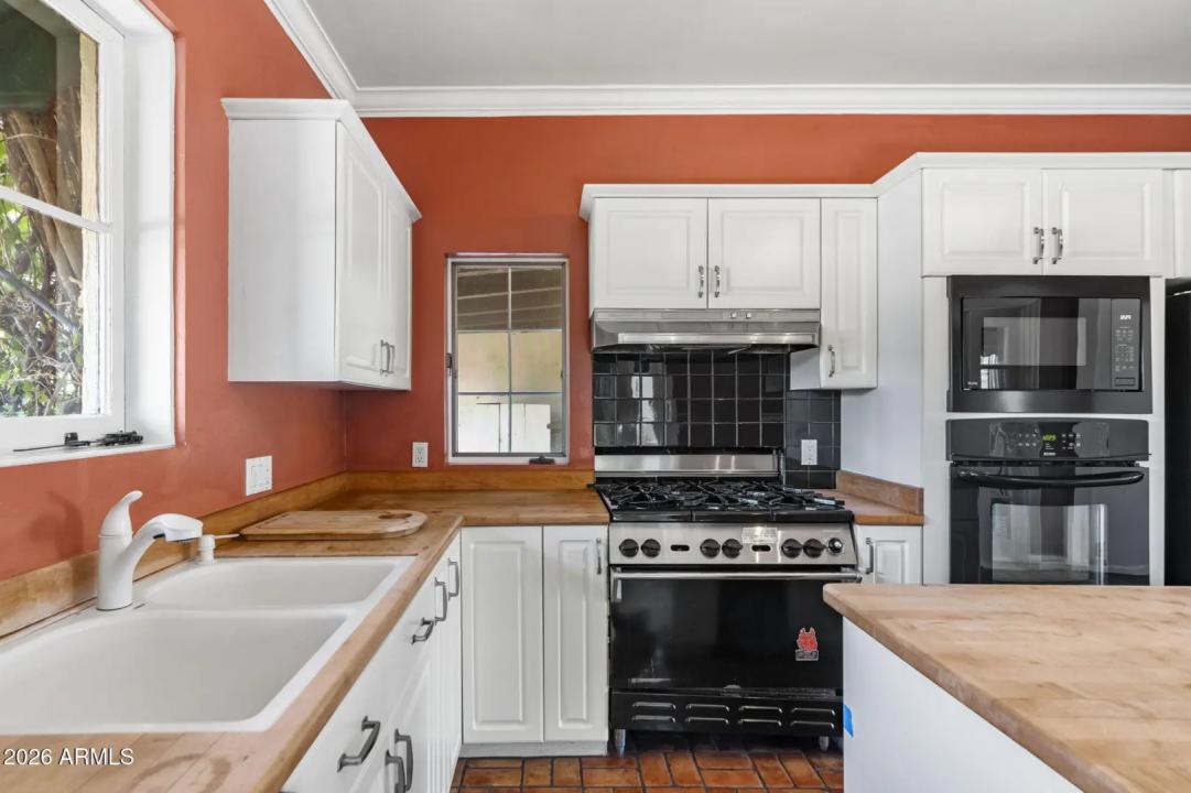 Real Estate Picture 12