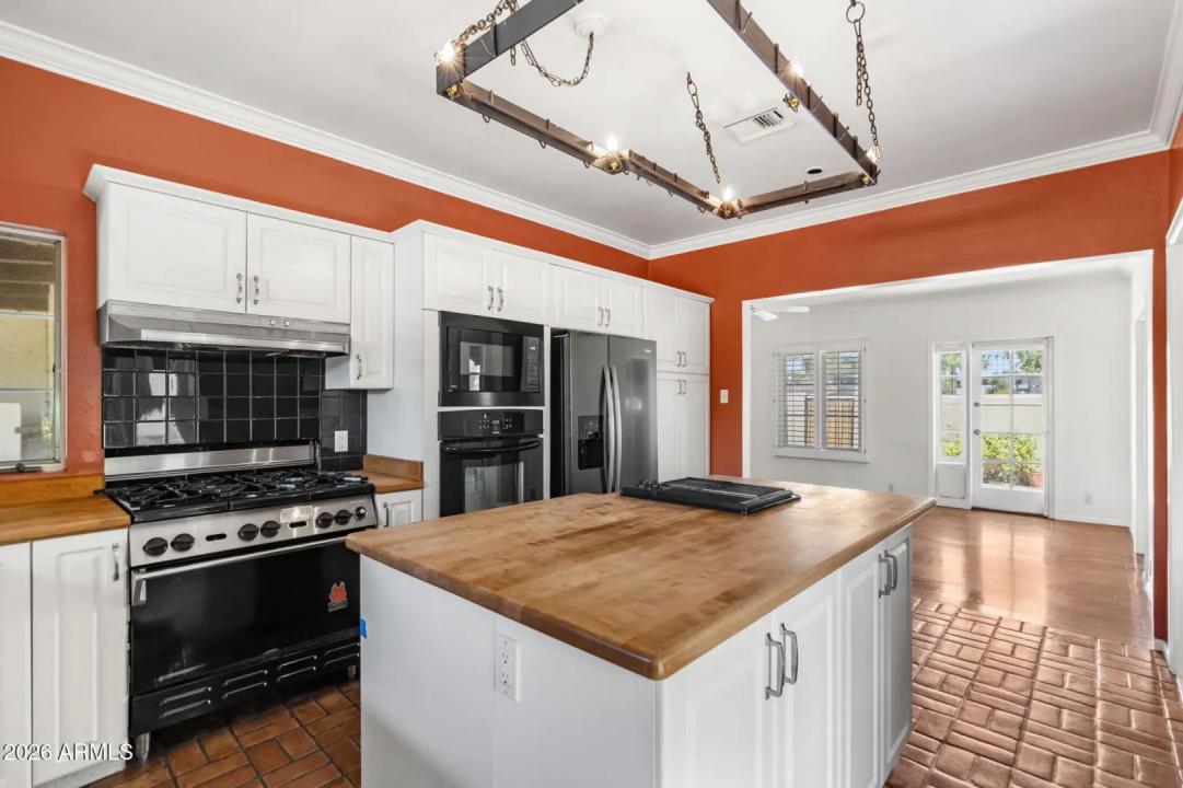 Real Estate Picture 14