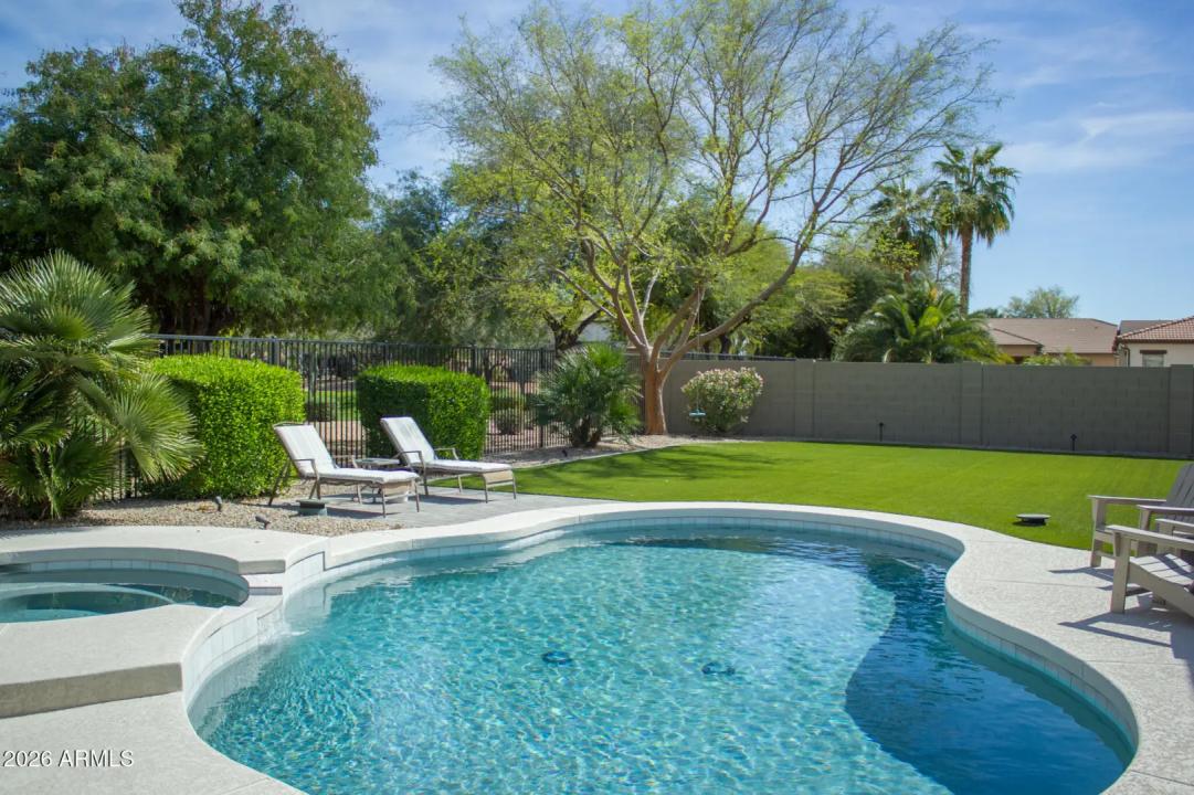 Real Estate Picture 4