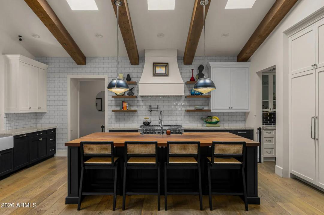 Real Estate Picture 4