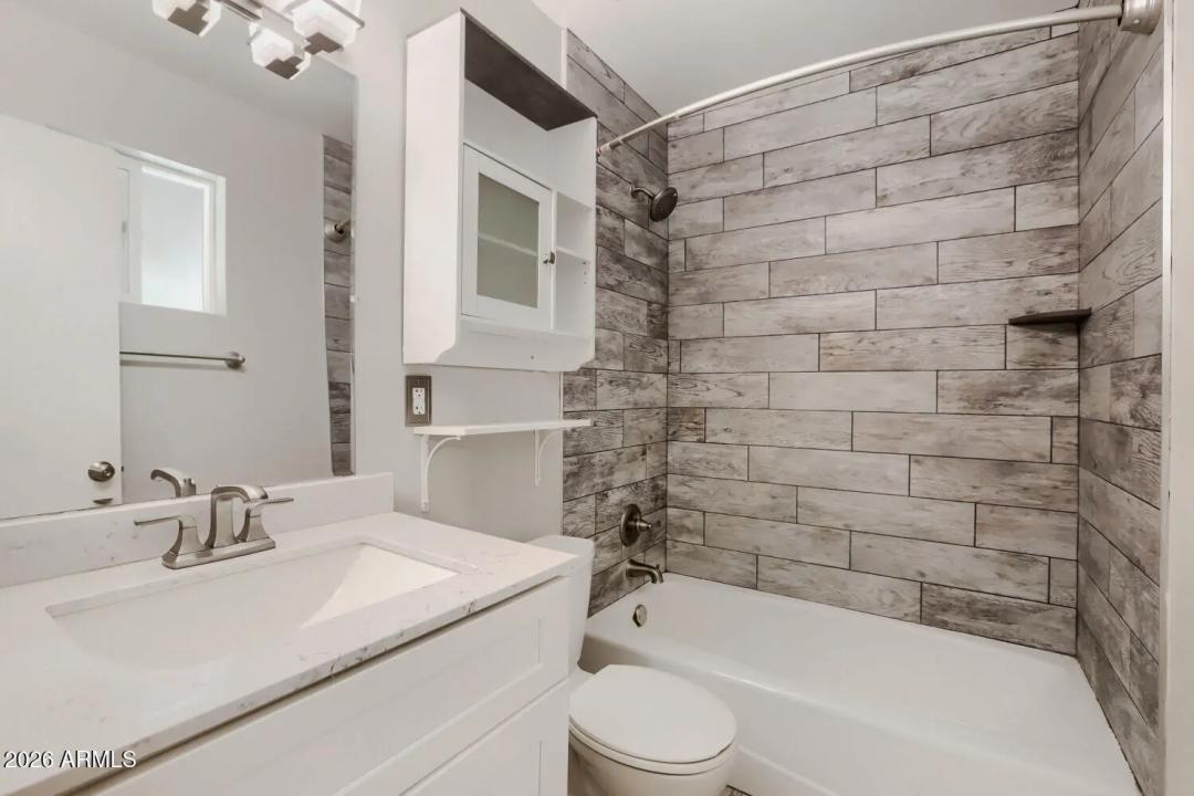 Real Estate Picture 12