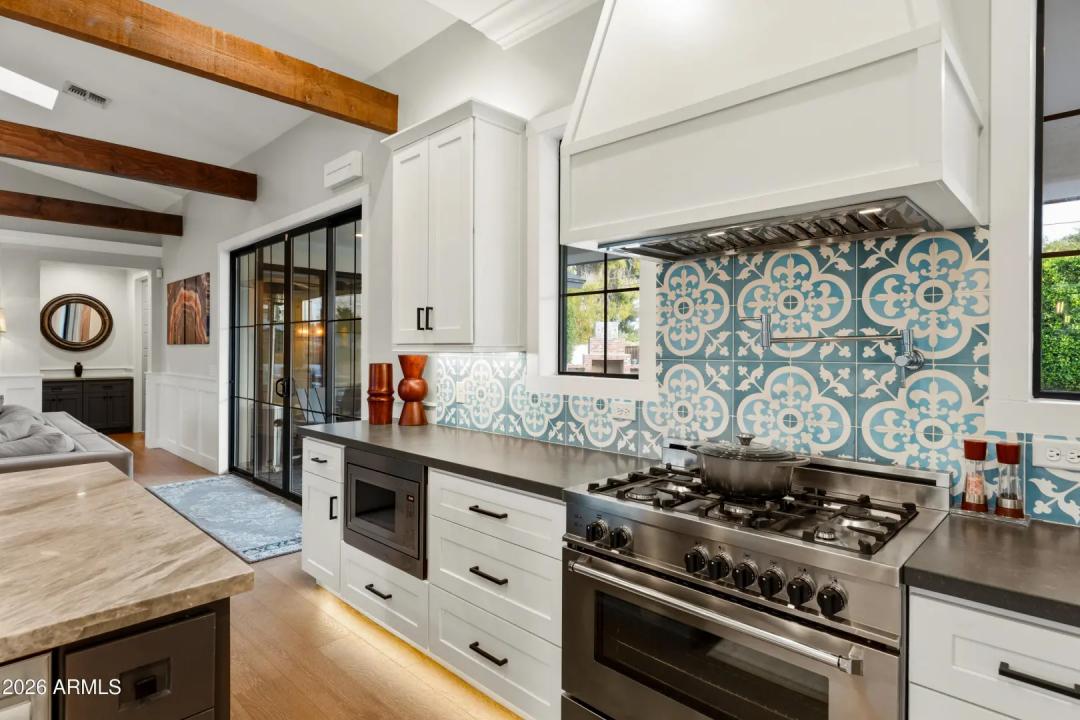Real Estate Picture 5