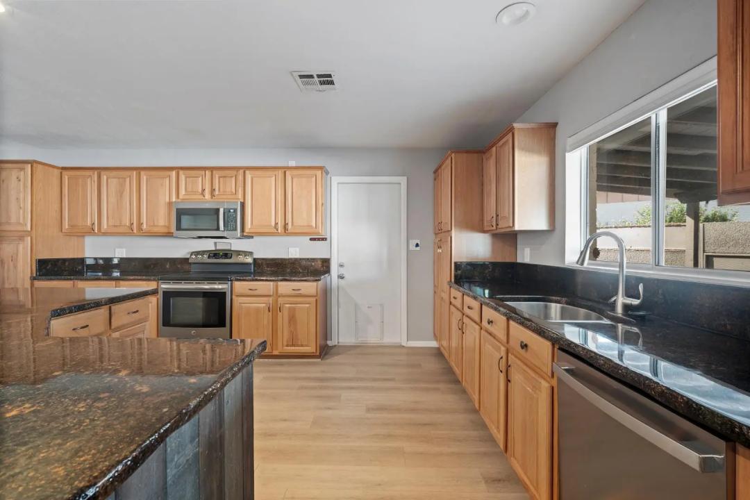 Real Estate Picture 22