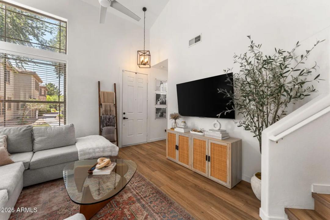 Real Estate Picture 11
