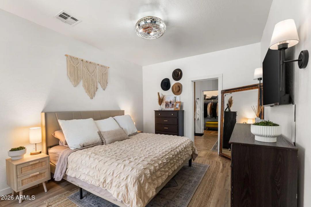 Real Estate Picture 16