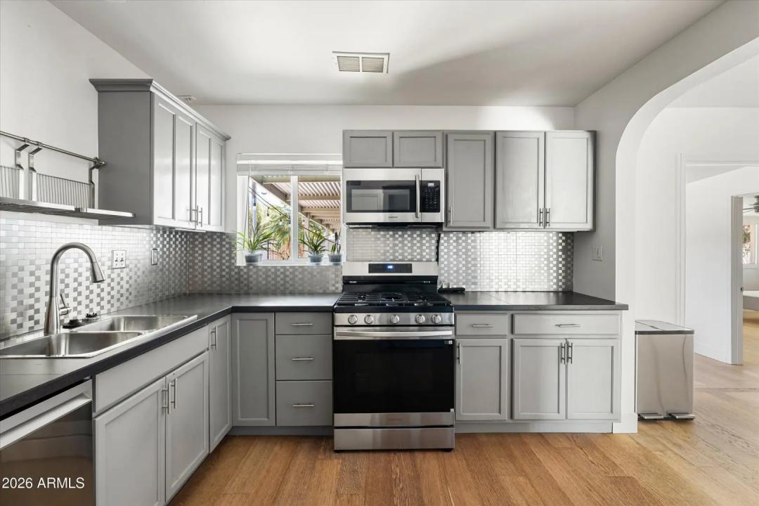 Real Estate Picture 8