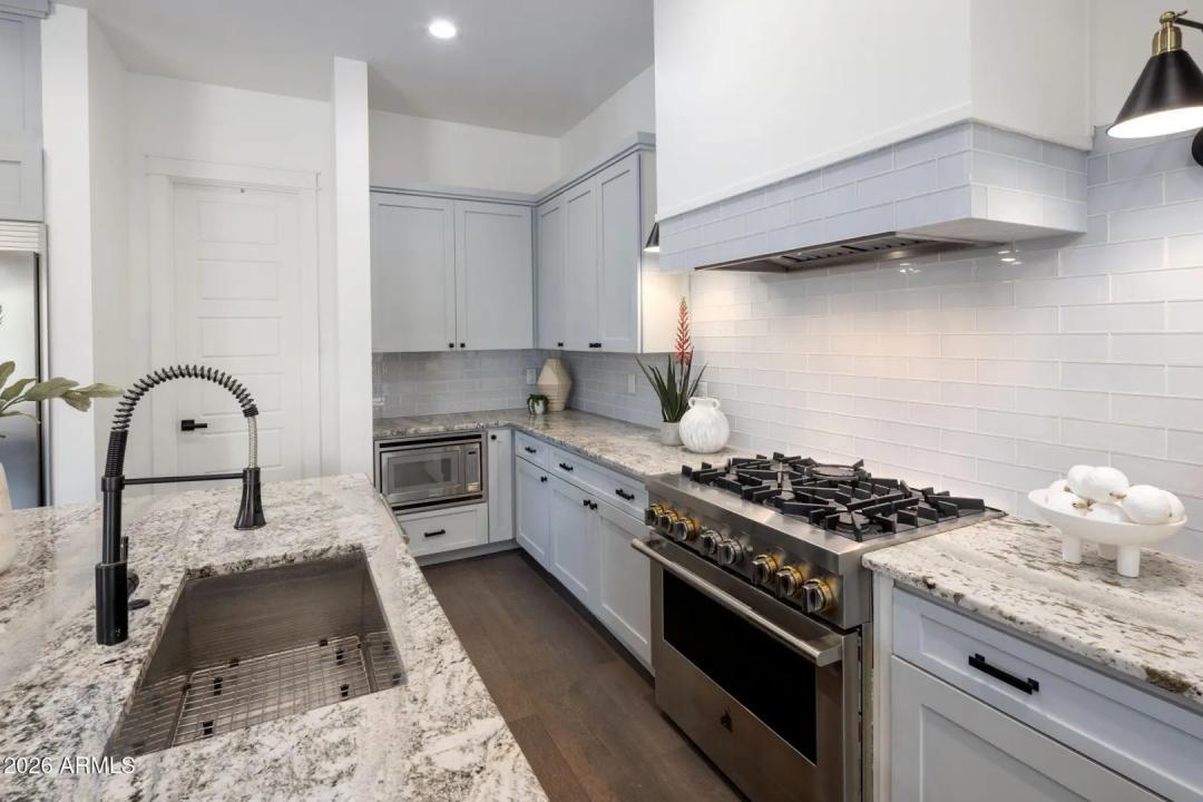 Real Estate Picture 7
