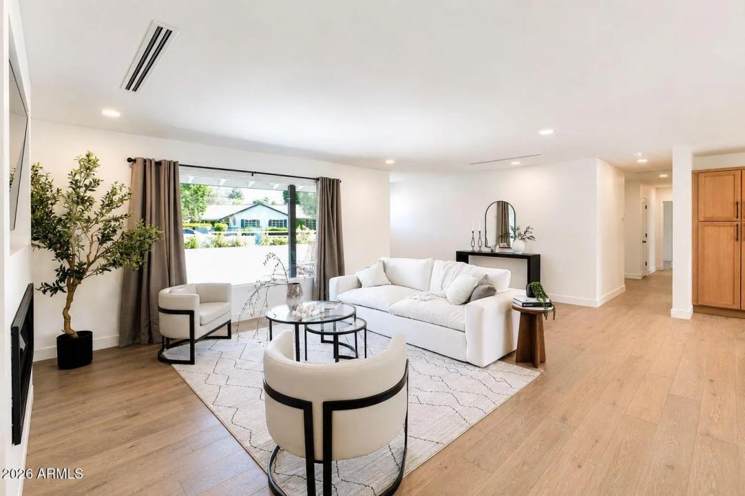 Real Estate Picture 8
