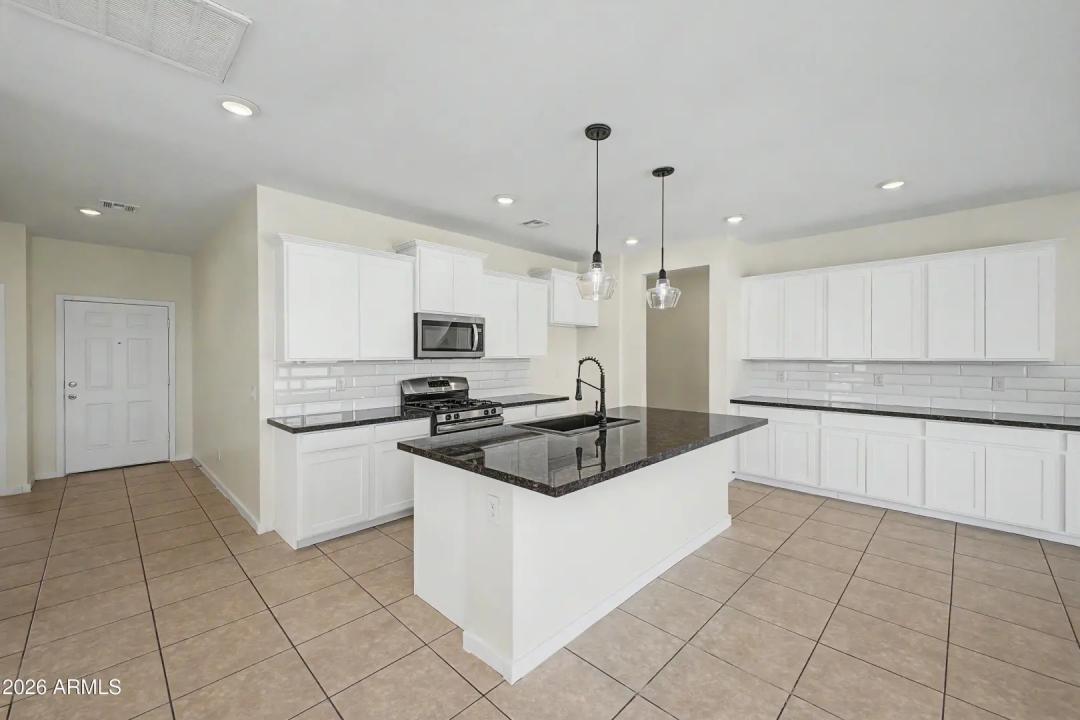 Real Estate Picture 4