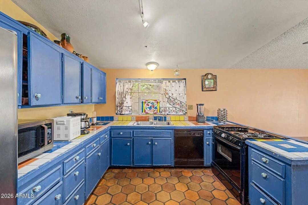 Real Estate Picture 12