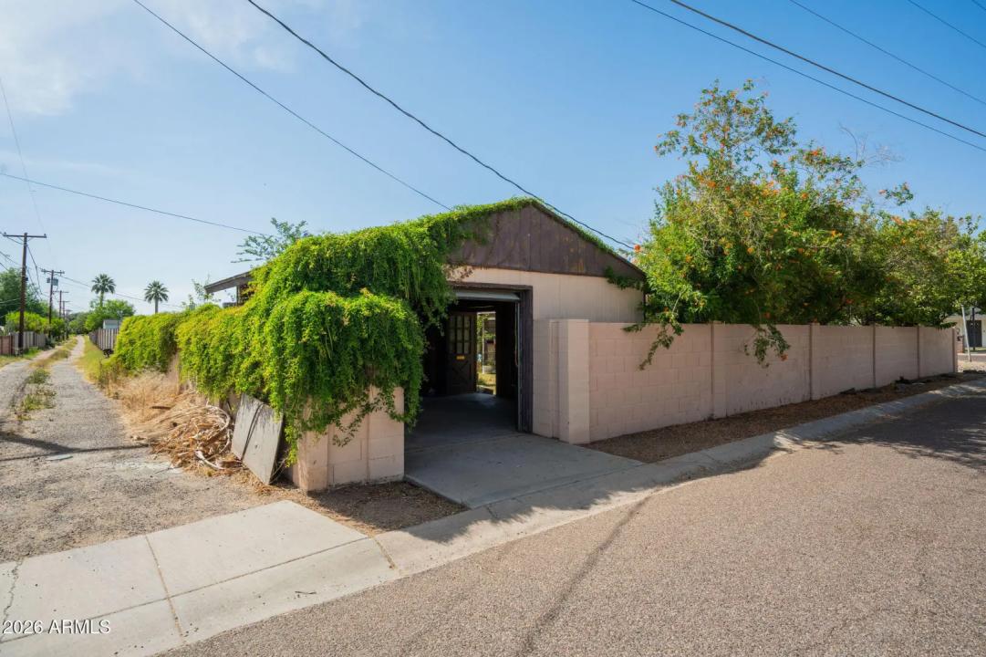 Real Estate Picture 3