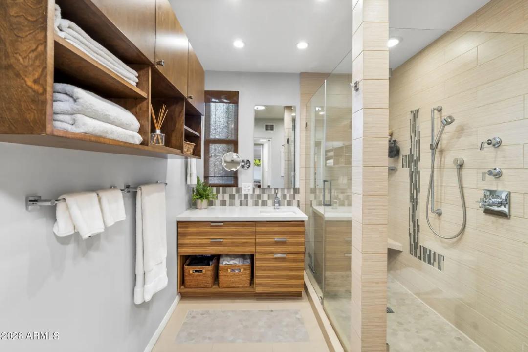 Real Estate Picture 11