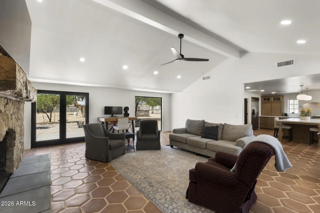 Real Estate Picture 8