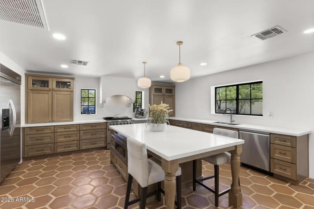 Real Estate Picture 9