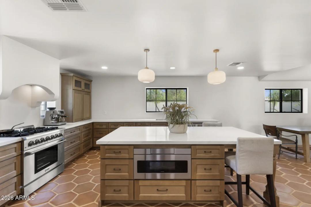 Real Estate Picture 11