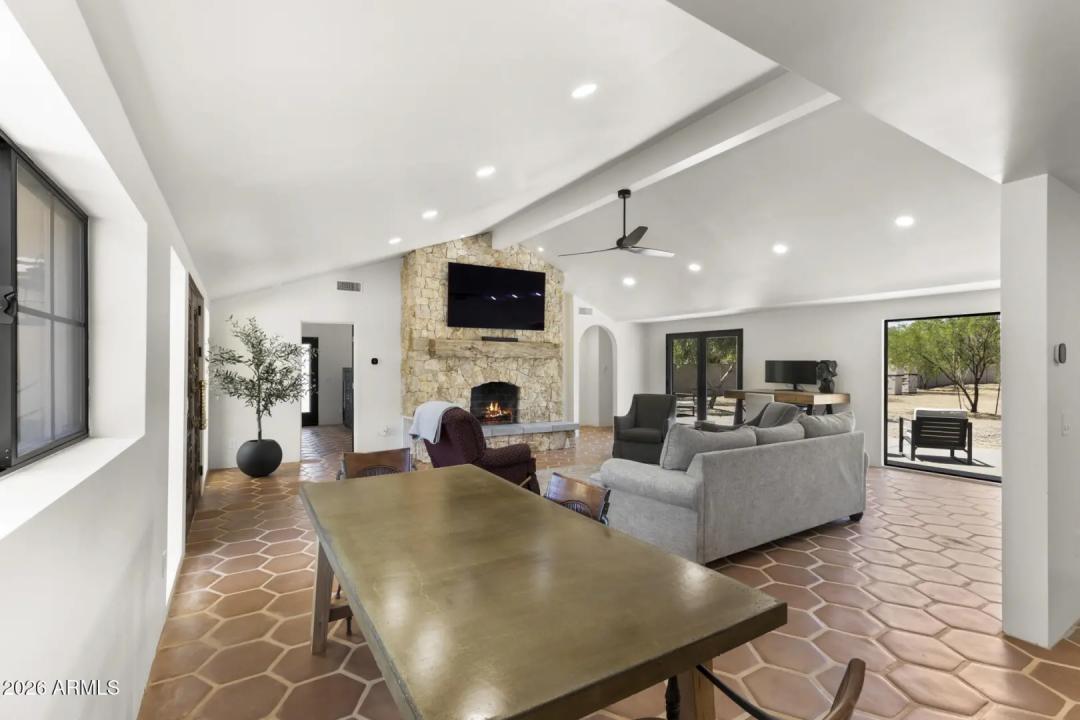 Real Estate Picture 14