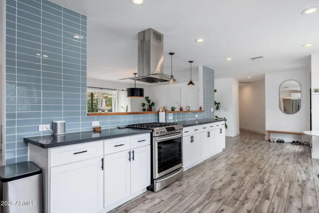Real Estate Picture 3
