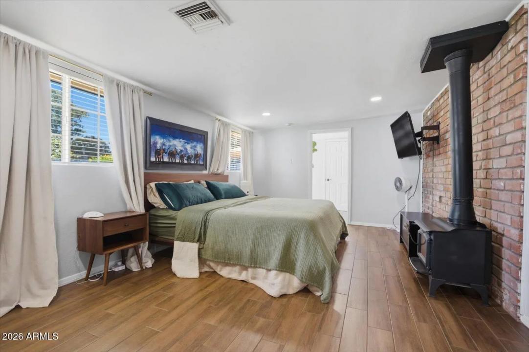 Real Estate Picture 17