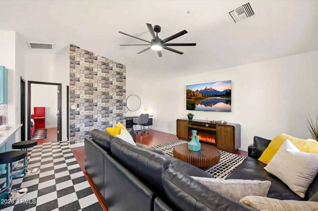 Real Estate Picture 9