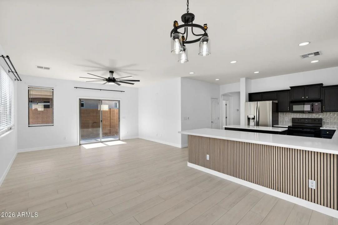 Real Estate Picture 4