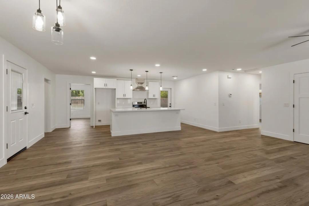 Real Estate Picture 4