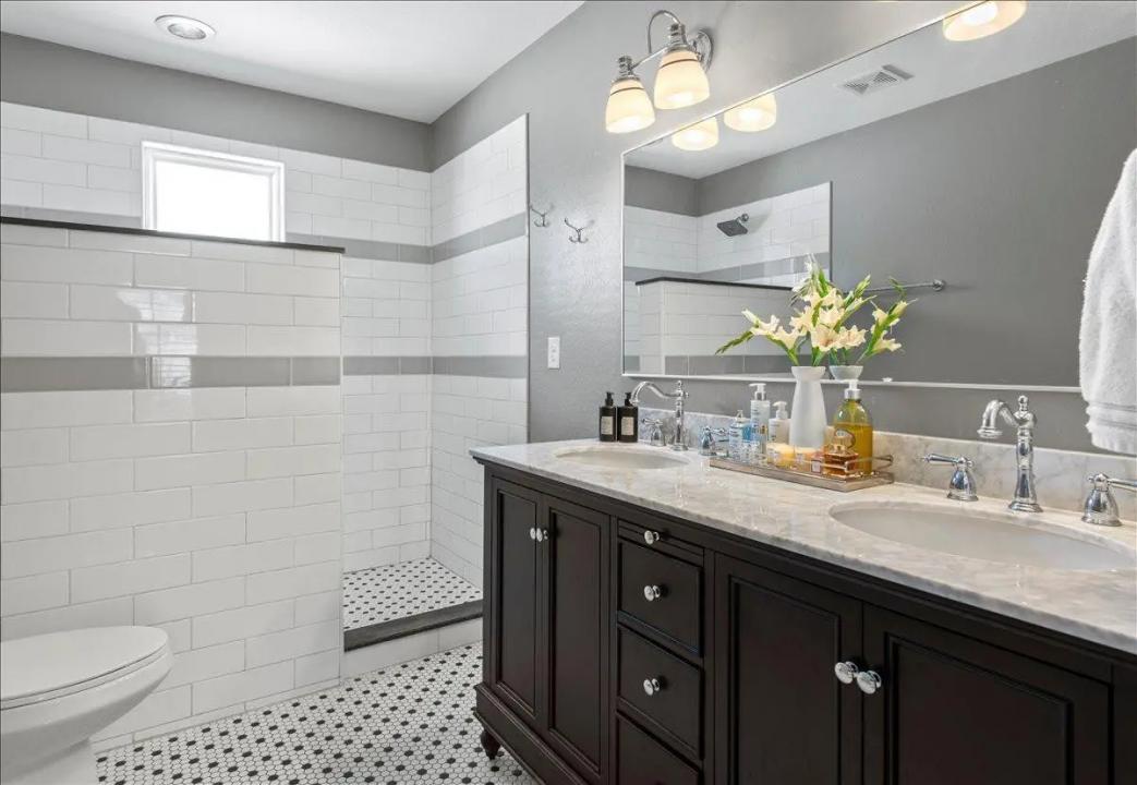 Real Estate Picture 12