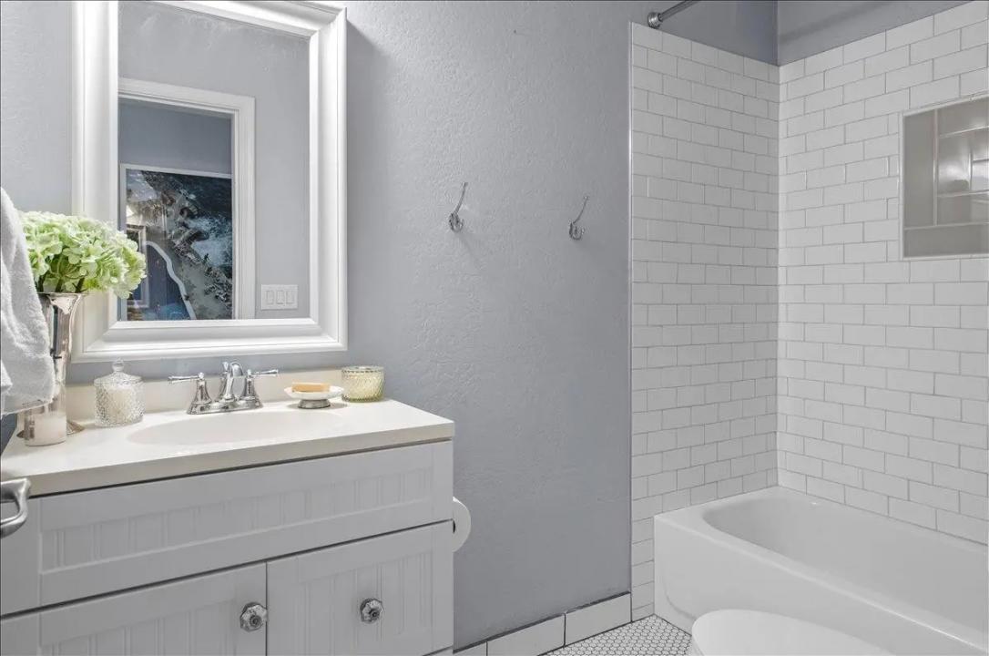 Real Estate Picture 14