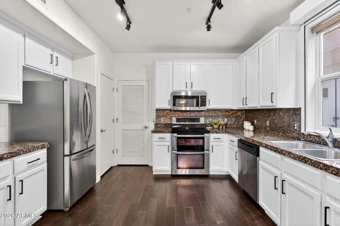 Real Estate Picture 7