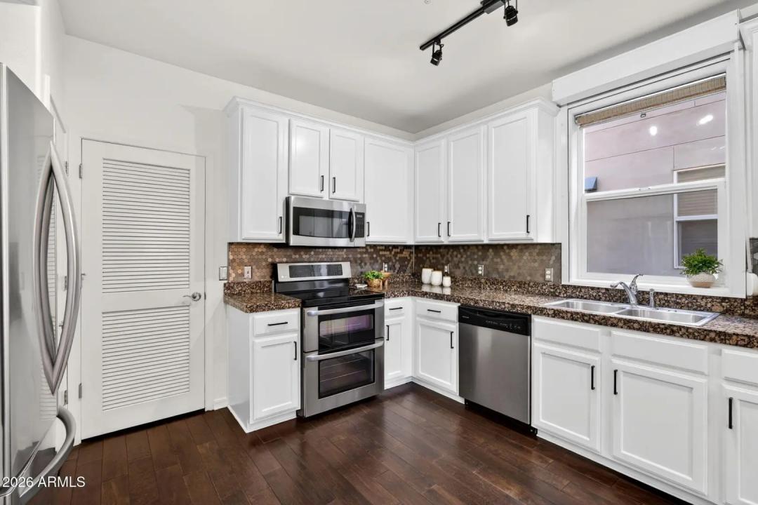 Real Estate Picture 9