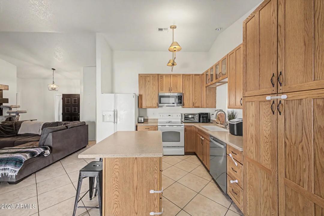 Real Estate Picture 9