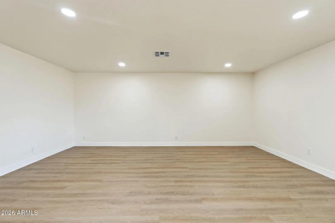 Real Estate Picture 14