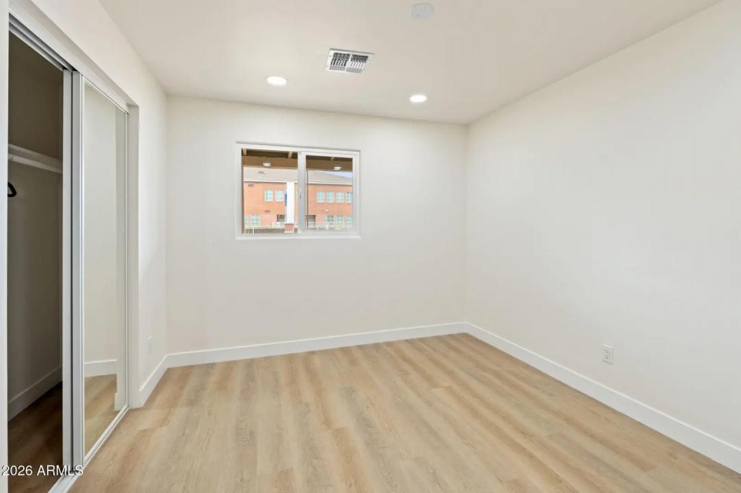 Real Estate Picture 17