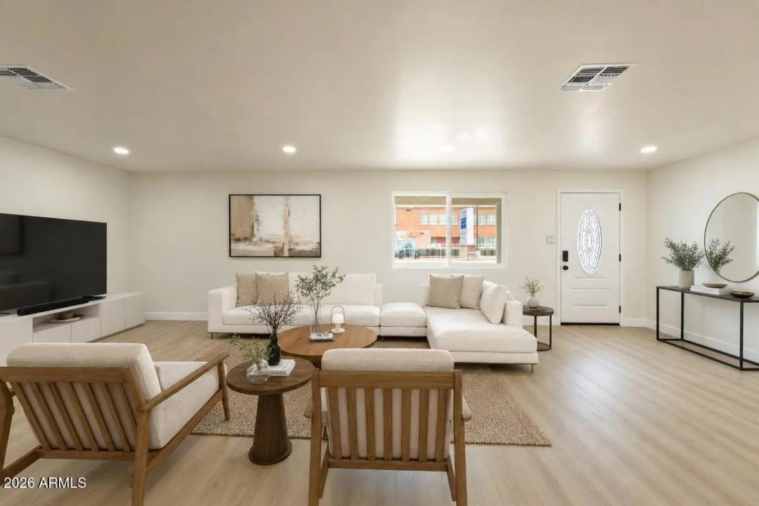 Real Estate Picture 3