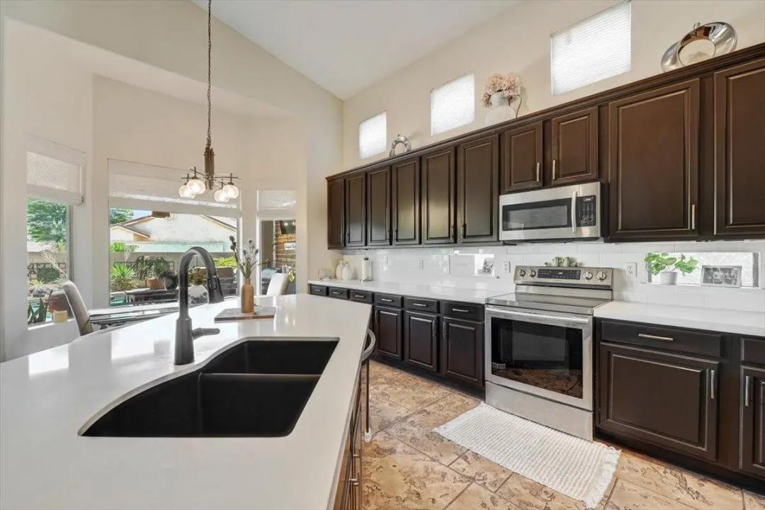 Real Estate Picture 9