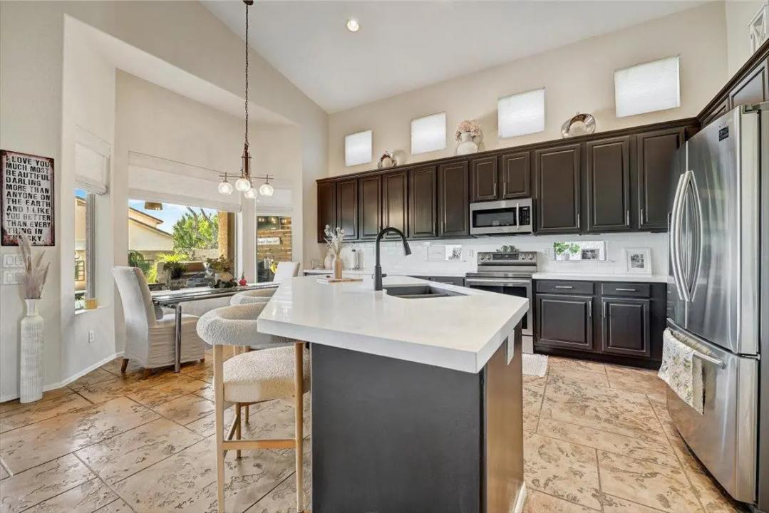 Real Estate Picture 11