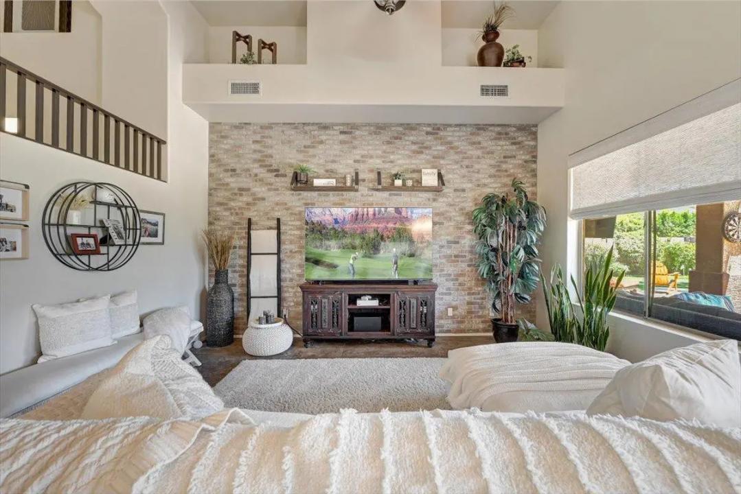 Real Estate Picture 16