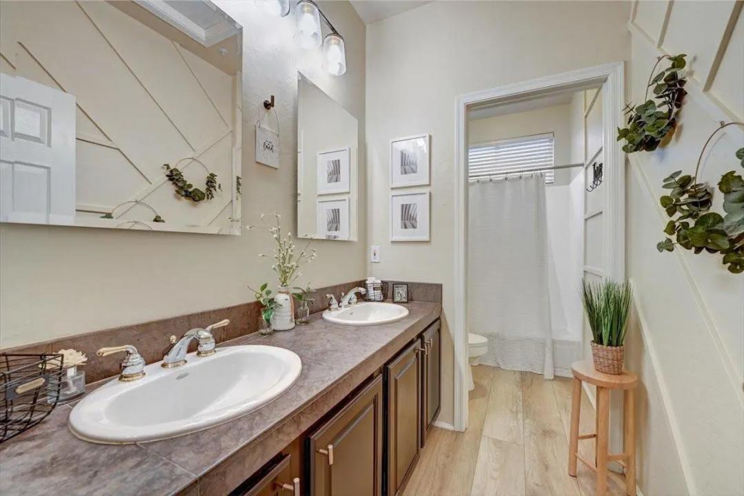 Real Estate Picture 24