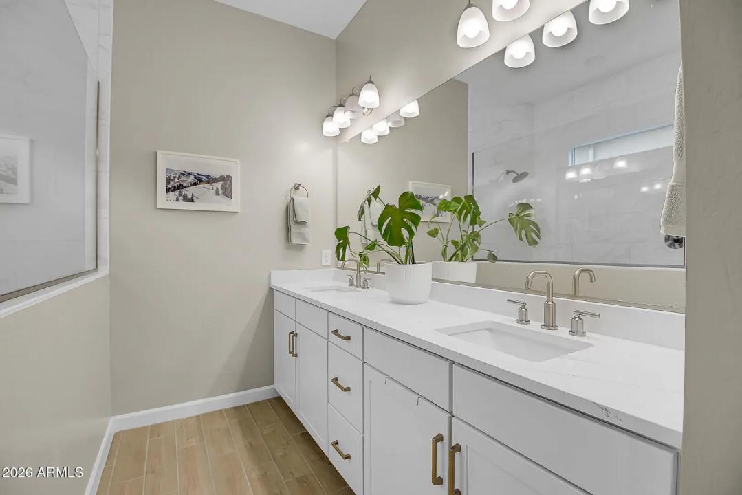 Real Estate Picture 14
